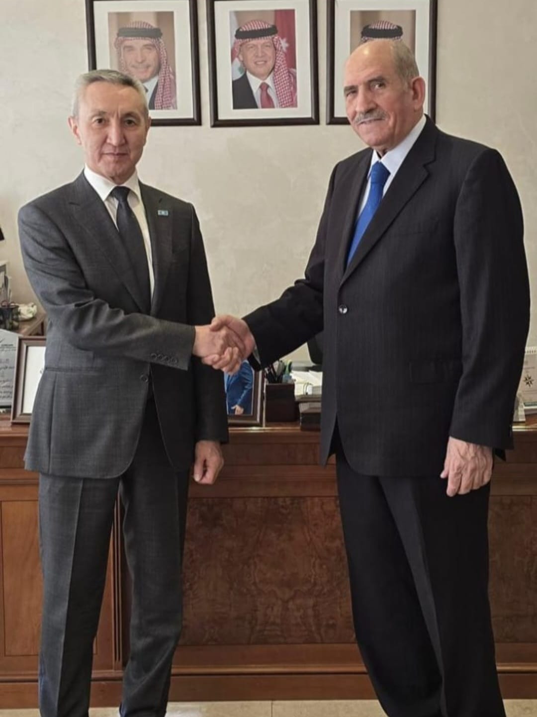 Al-Dhanibat discusses with the Kazakh ambassador enhancing joint cooperation in the phosphate sector